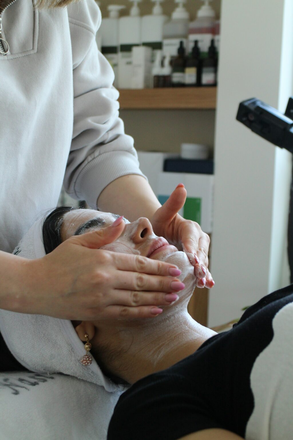 Praticienne réalisant un soin du visage