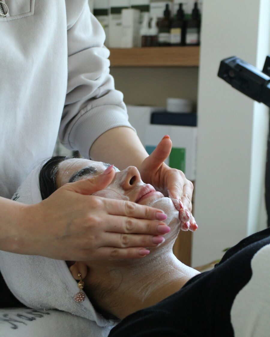 Praticienne réalisant un soin du visage