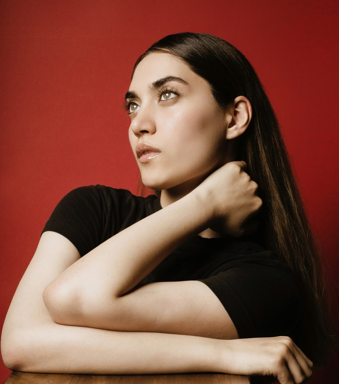 Portrait sur fond rouge