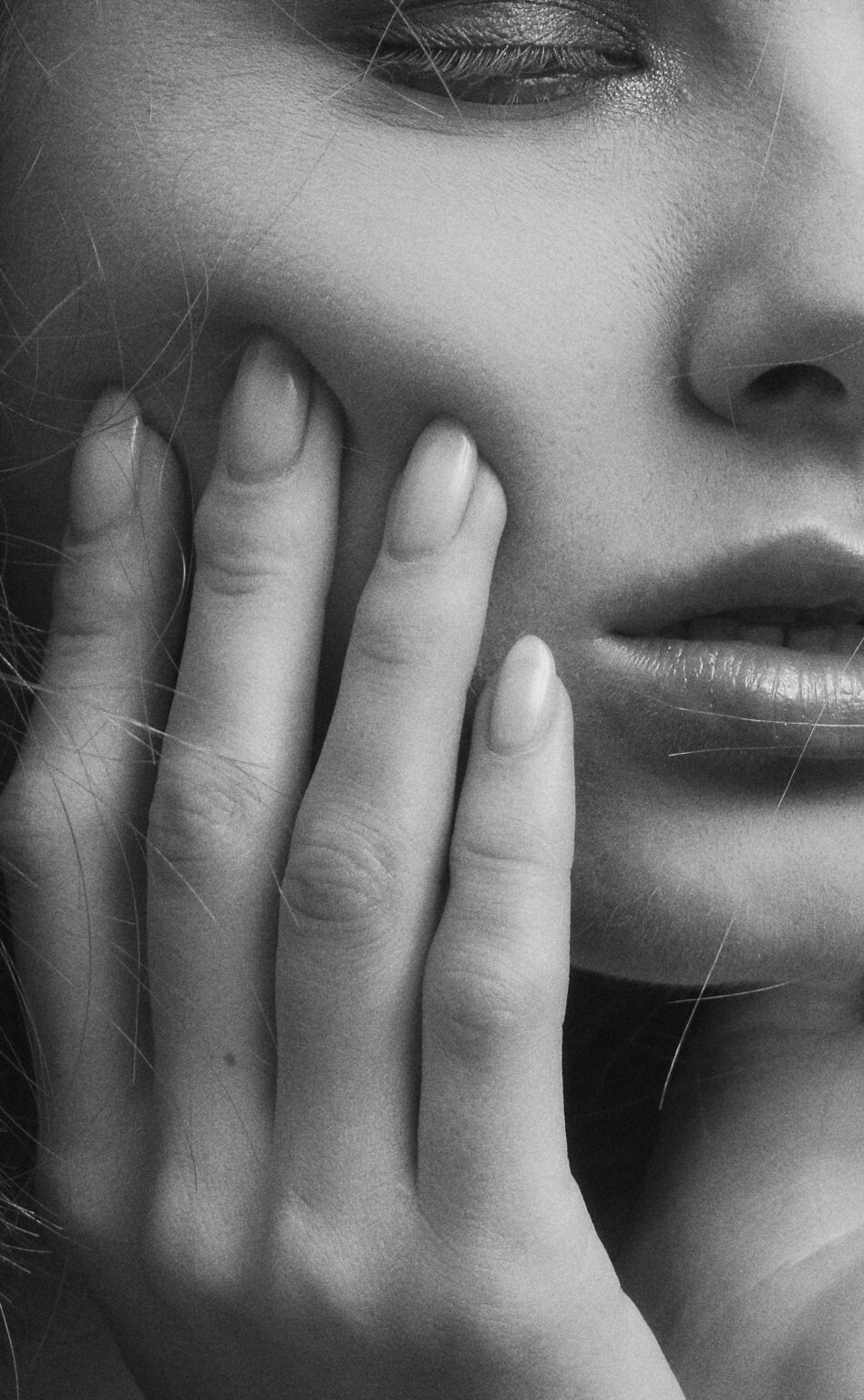Main posée sur le visage, noir et blanc