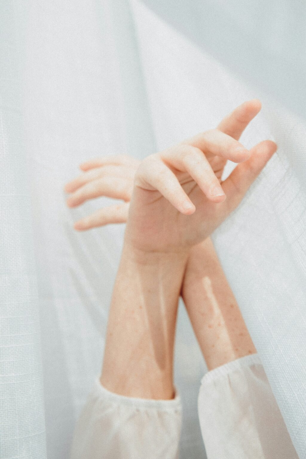 Mains en mouvement sur fond blanc
