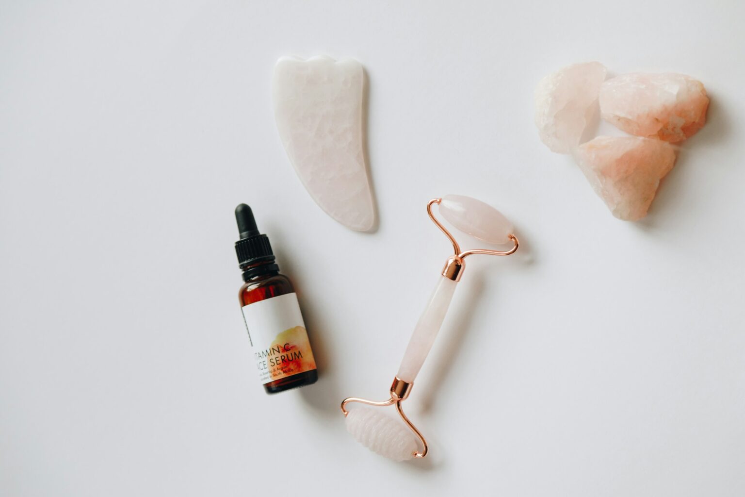 Sérum, rouleau et gua sha