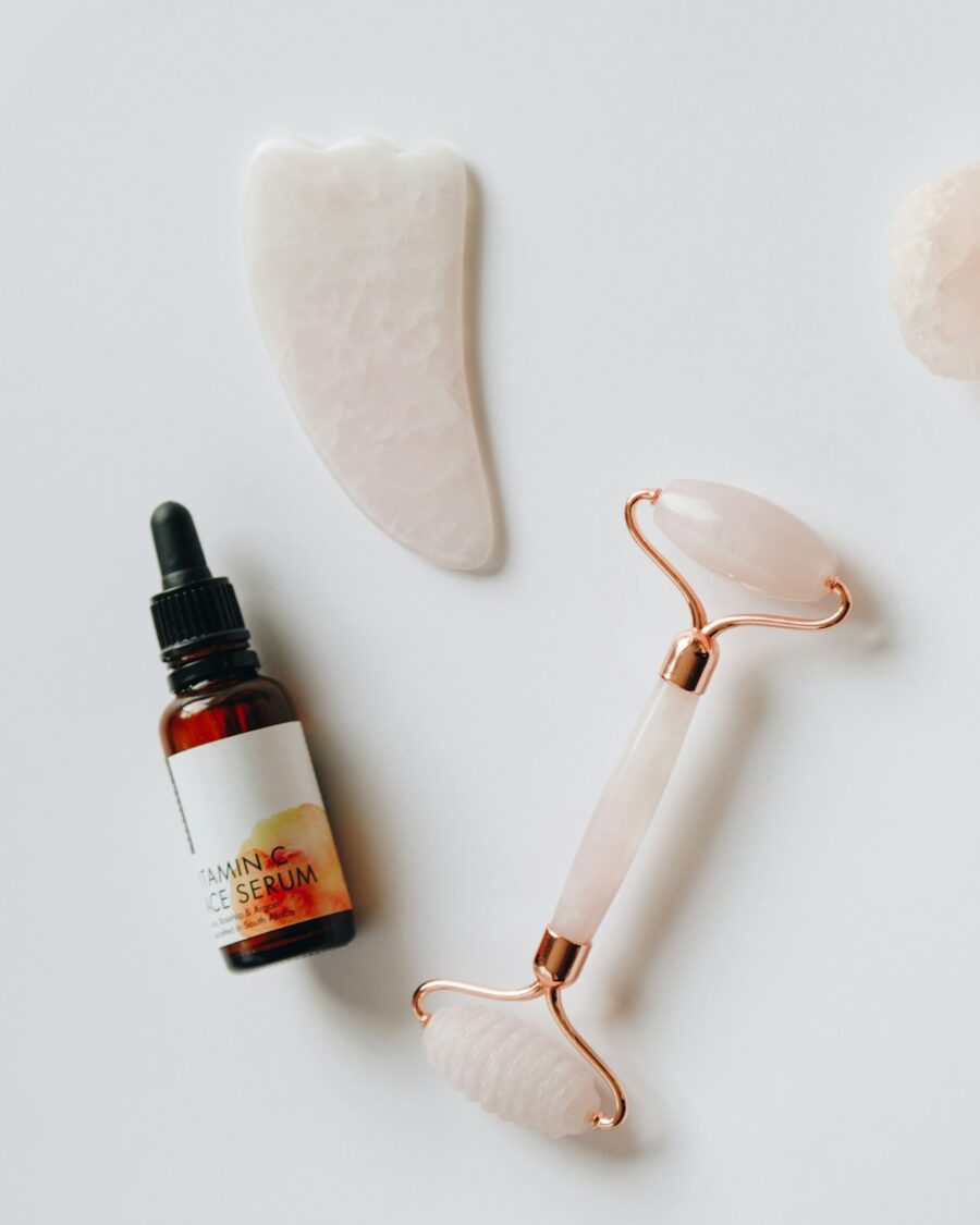 Sérum, rouleau et gua sha