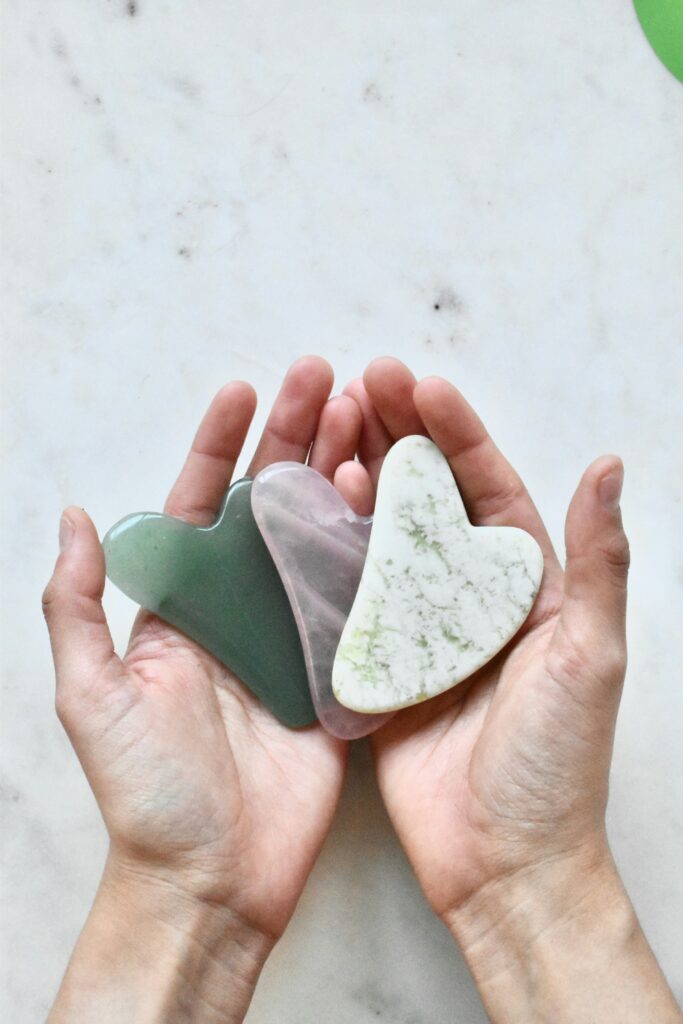 Gua sha tenus dans les mains