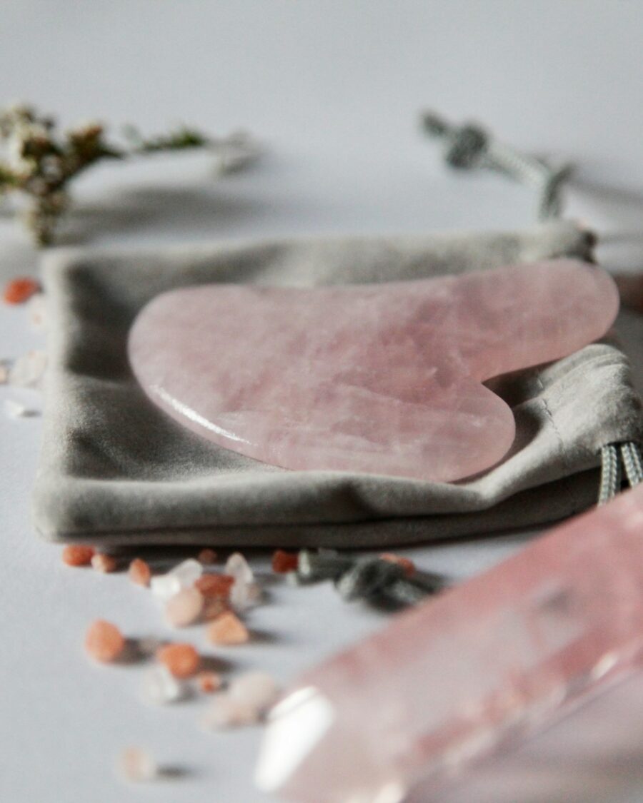 Gua sha en quartz rose